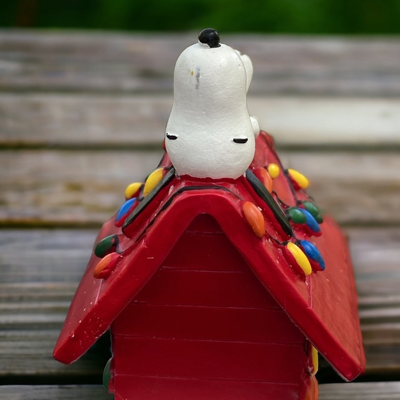 LAST ONE Musical Snoopy Christmas Dog House - Picture 10 of 13